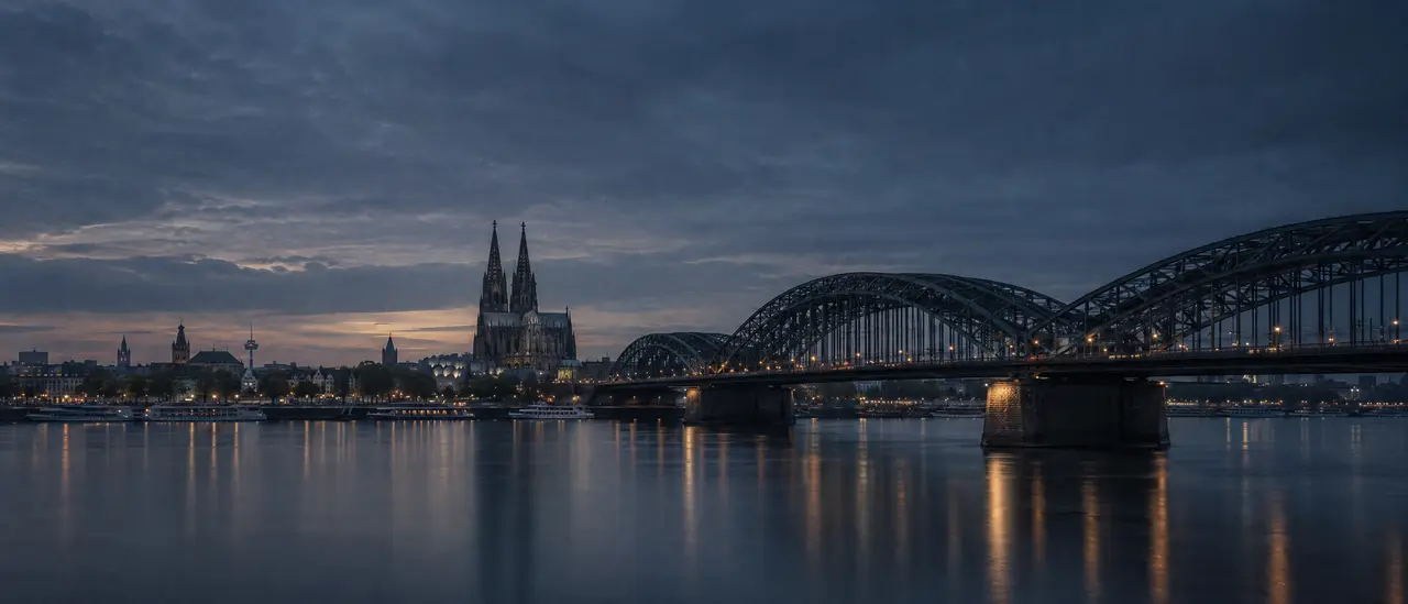 Rhein mit Hohenzollernbrücke und Dom zur blauen Stunde